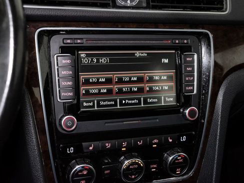 Used 2015 Volkswagen Passat 1.8T SEL Premium image 16