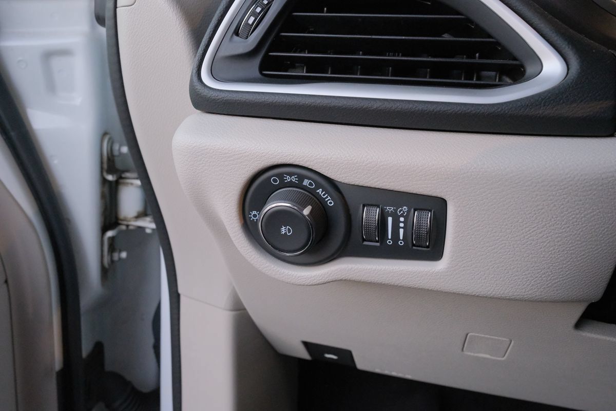 Used 2024 Chrysler Pacifica Touring-L FWD image 13