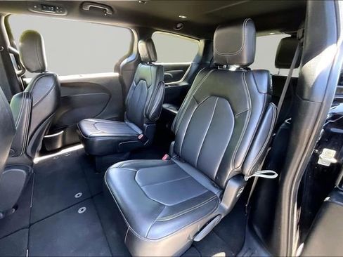 Used 2025 Chrysler Pacifica Select FWD image 16