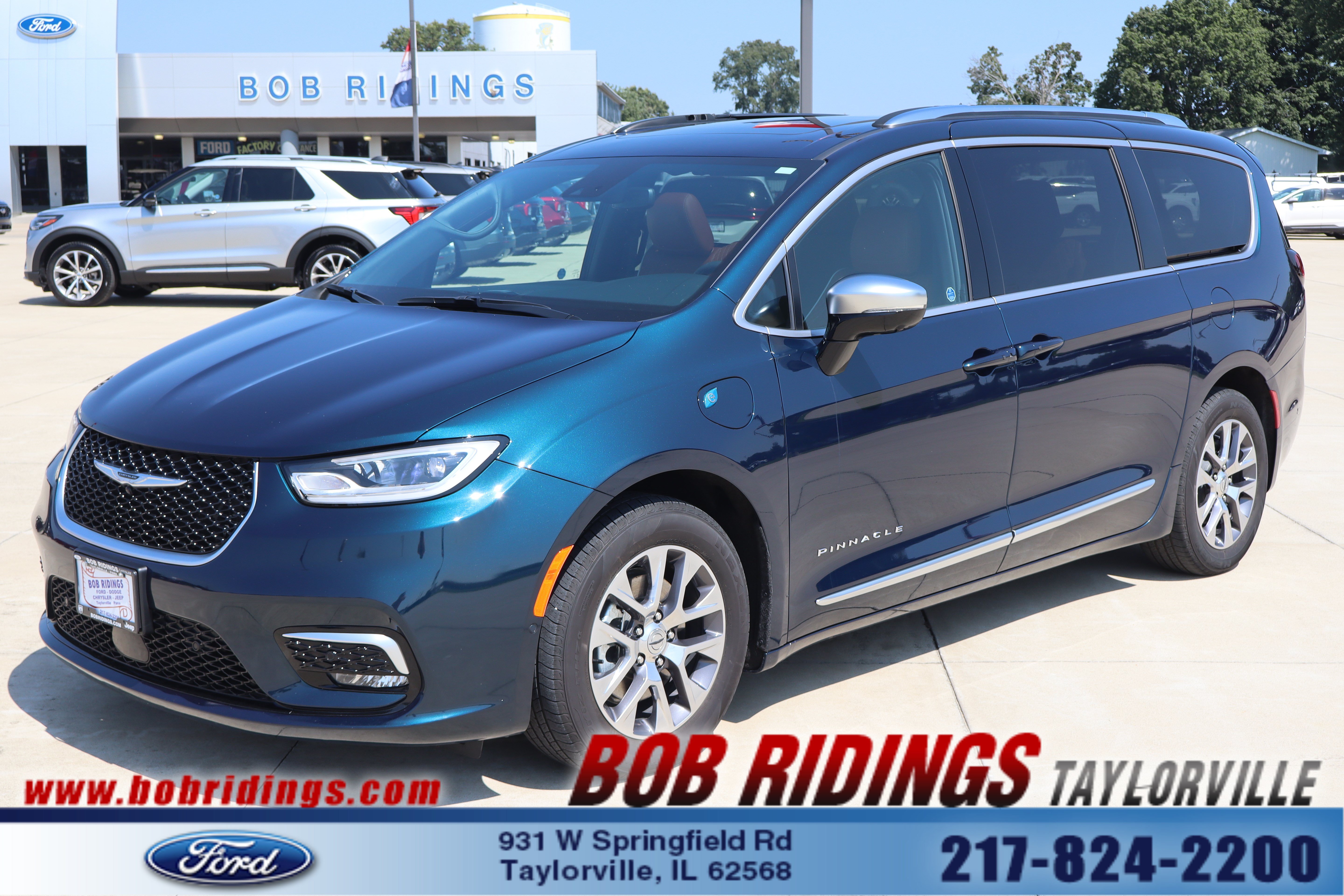 Used 2025 Chrysler Pacifica Pinnacle FWD image 1