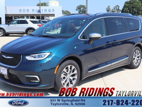 Used 2025 Chrysler Pacifica Pinnacle FWD image 1