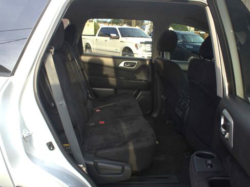 Used 2014 Nissan Pathfinder SV image 18