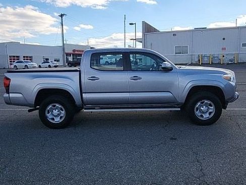 Used 2018 Toyota Tacoma SR image 8