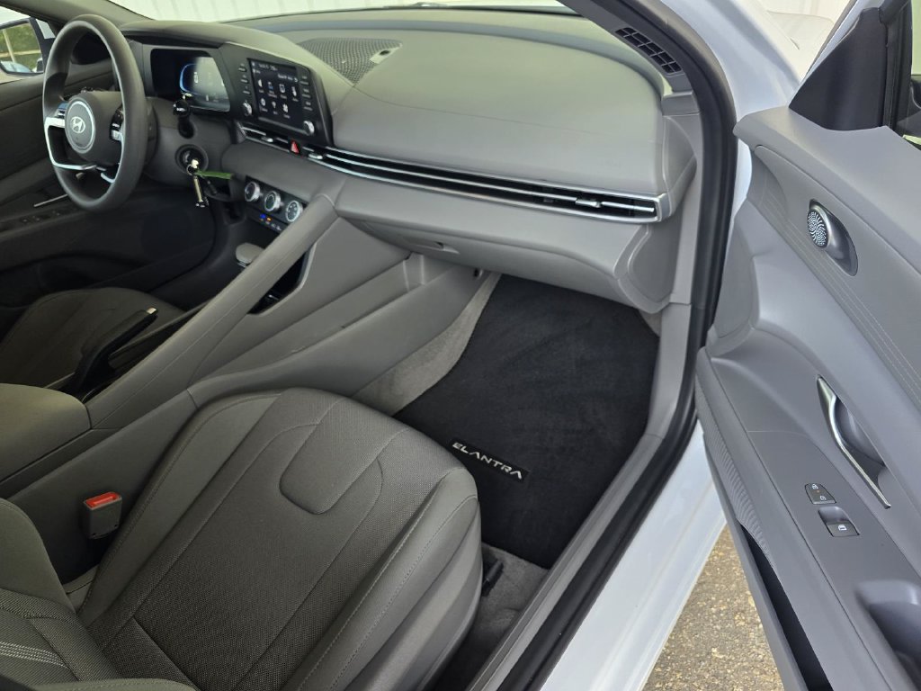 Used 2024 Hyundai Elantra SE FWD image 9