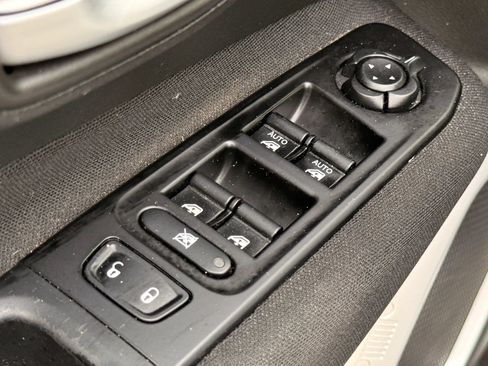 Used 2020 Jeep Renegade Latitude FWD image 23