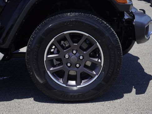 Certified 2021 Jeep Gladiator Overland w/ Popular Equipment Package AWD/4WD image 10