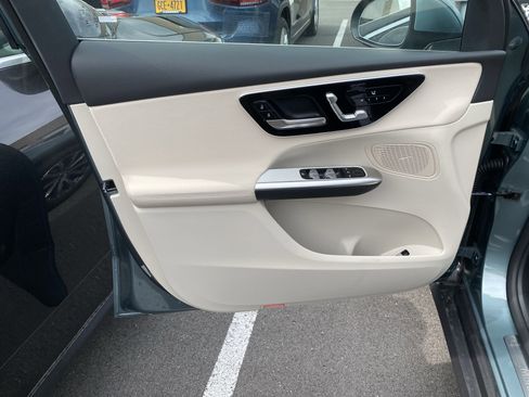 Used 2025 Mercedes-Benz GLC 300 4MATIC image 11