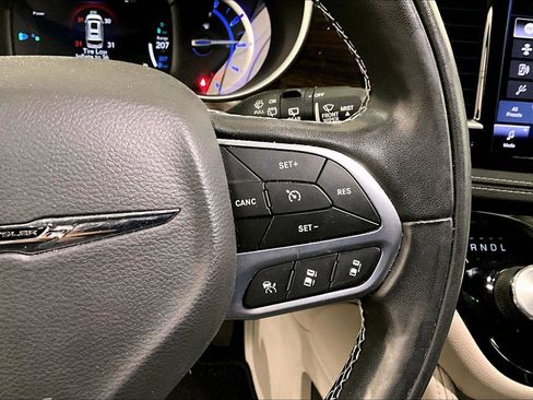 Used 2022 Chrysler Pacifica Limited image 18