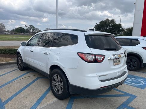 Used 2017 Chevrolet Traverse LT image 2