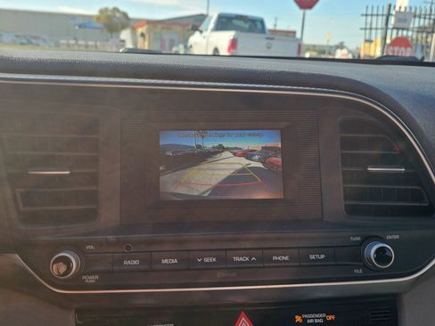 Used 2020 Hyundai Elantra SE image 16