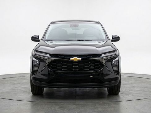 Used 2025 Chevrolet Trax LT w/ LT Convenience Package image 2