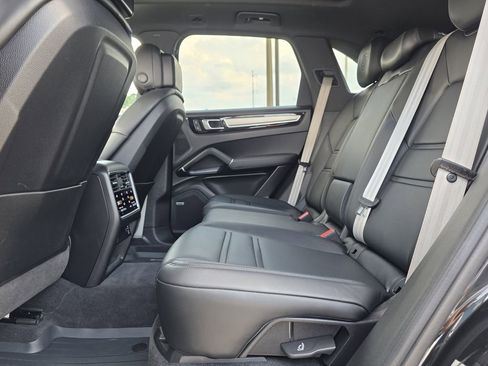 Used 2023 Porsche Cayenne Platinum Edition image 34