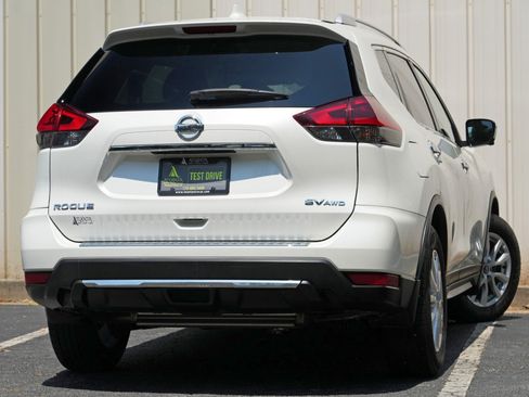Used 2018 Nissan Rogue SV w/ Premium Package AWD/4WD image 4
