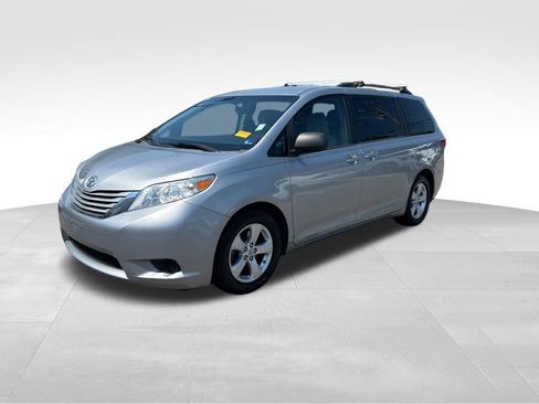 Used 2016 Toyota Sienna LE FWD image 2