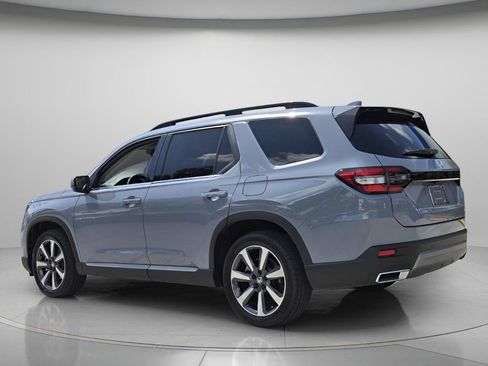 Certified 2025 Honda Pilot Touring image 8
