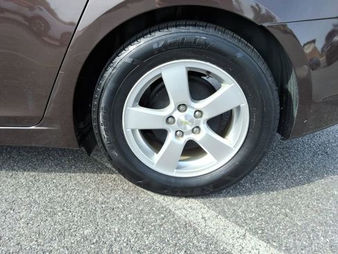 Used 2015 Chevrolet Cruze LT w/ Technology Package FWD image 11