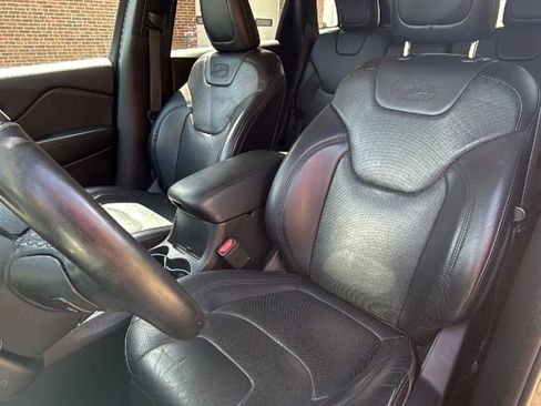 Used 2017 Jeep Cherokee Overland w/ Technology Group FWD image 20