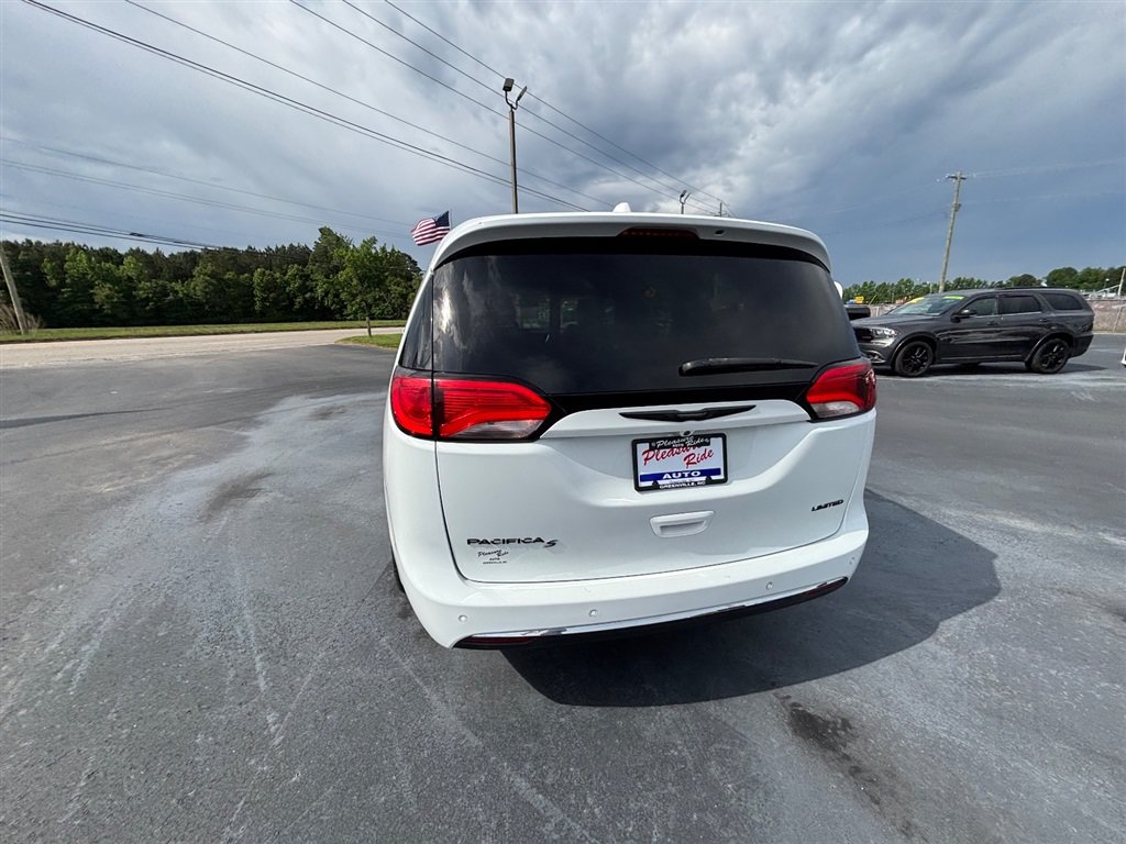 Used 2020 Chrysler Pacifica Limited w/ S Appearance Package FWD image 4
