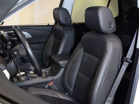 Used 2021 Chevrolet Traverse LT w/ LT Premium Package FWD image 3