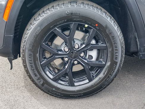 New 2026 Jeep Grand Cherokee Altitude image 9