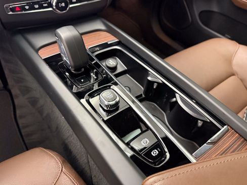 Certified 2024 Volvo XC60 B5 Plus AWD/4WD image 22