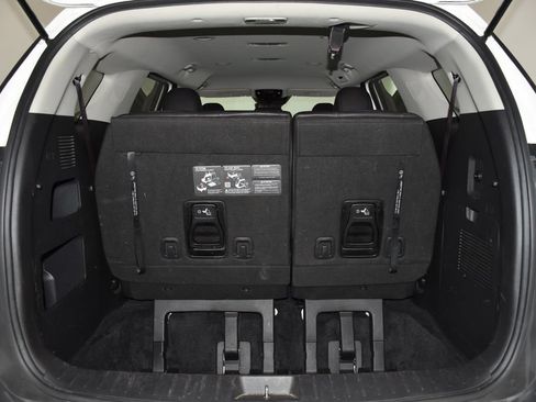 Used 2025 Kia Carnival FWD image 32