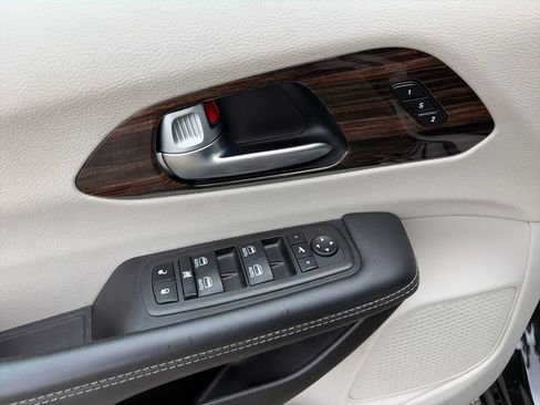 Used 2023 Chrysler Pacifica Limited FWD image 19