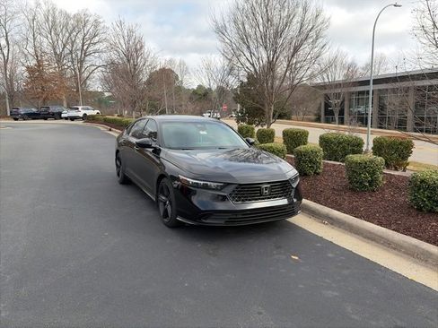 Used 2025 Honda Accord Sport image 10