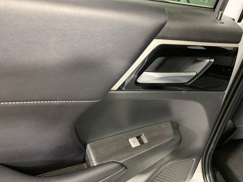 Used 2024 Mitsubishi Outlander SE image 32