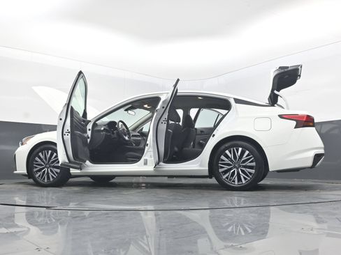 Used 2025 Nissan Altima 2.5 SV FWD image 44