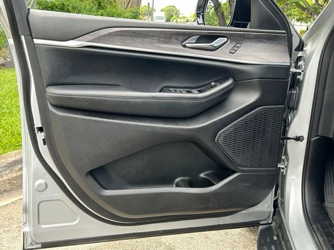 Certified 2024 Jeep Grand Cherokee Limited w/ Black Appearance Package image 27