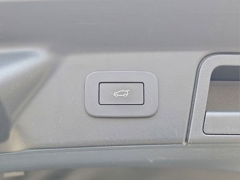 Used 2025 Land Rover Range Rover Velar Dynamic SE image 13