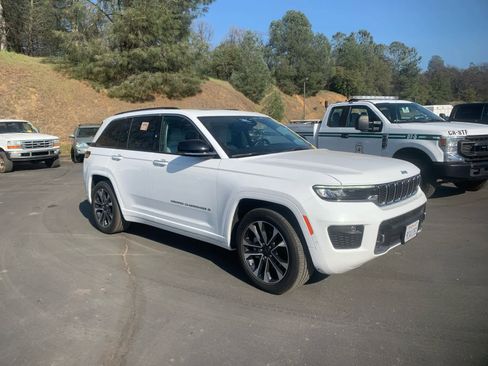 Used 2022 Jeep Grand Cherokee Overland w/ Adv Protech Group III image 3