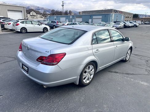 Used 2009 Toyota Avalon XLS image 3
