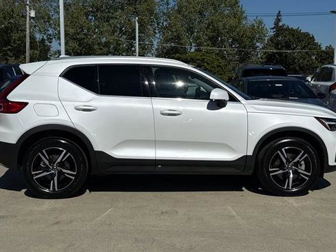 Certified 2025 Volvo XC40 B5 Core image 2