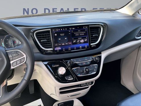 Used 2023 Chrysler Pacifica Touring-L FWD image 9