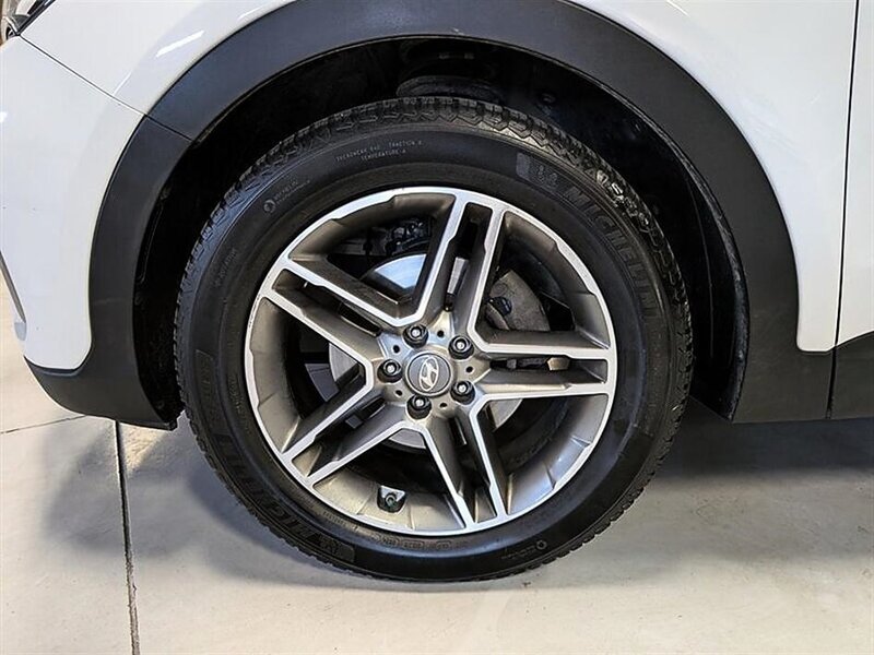 Used 2017 Hyundai Santa Fe FWD image 15