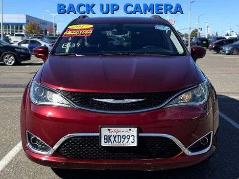 Used 2017 Chrysler Pacifica Touring-L FWD image 2
