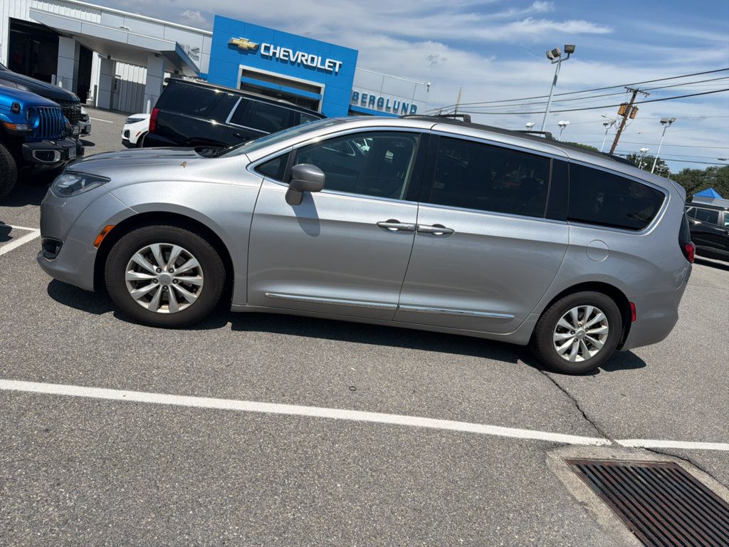 Used 2017 Chrysler Pacifica Touring-L FWD image 14
