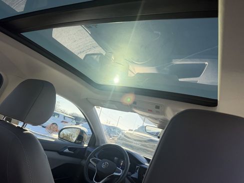 Used 2023 Volkswagen Taos SE w/ Panoramic Sunroof Package image 17