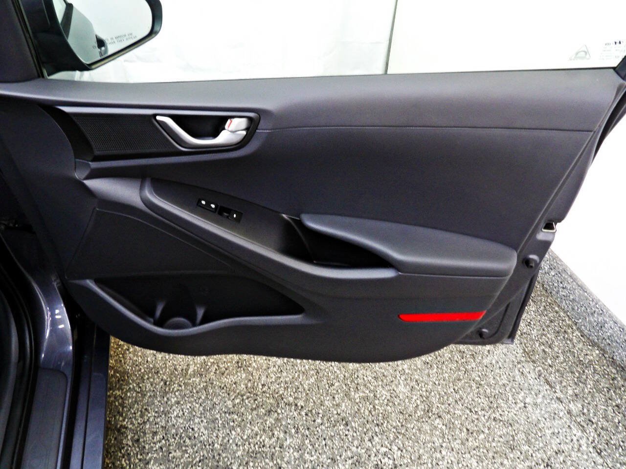 Used 2018 Hyundai Ioniq Blue FWD image 11