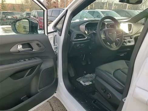 New 2026 Chrysler Pacifica Select image 21