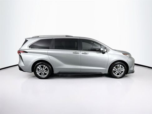 Certified 2023 Toyota Sienna Limited image 5