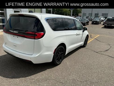 Used 2023 Chrysler Pacifica Touring-L FWD image 7
