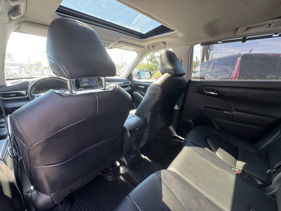 Used 2021 Toyota Highlander XLE AWD/4WD image 31