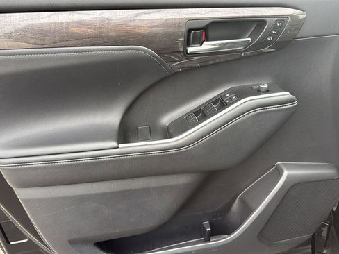 Used 2024 Toyota Highlander Platinum image 11