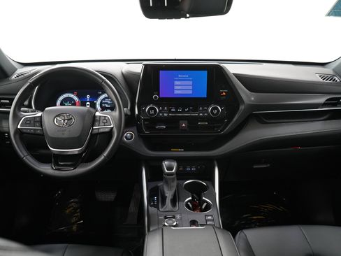 Used 2025 Toyota Highlander XSE AWD/4WD image 19