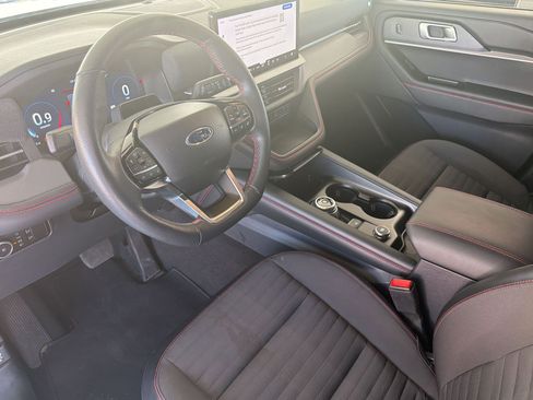 Used 2025 Ford Explorer ST-Line w/ ST-Line Street Pack AWD/4WD image 4