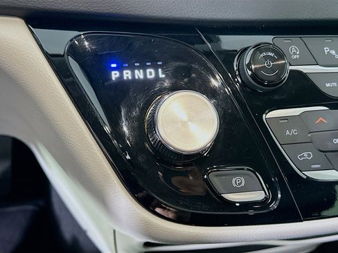 Used 2024 Chrysler Pacifica Touring-L image 24