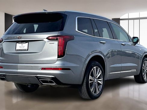 Used 2025 Cadillac XT6 Premium Luxury image 2